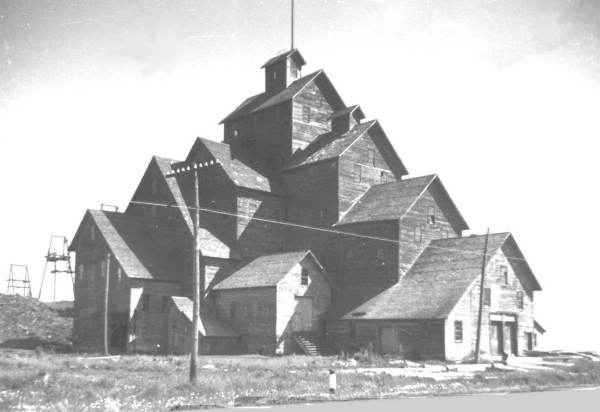  Quincy #6 Gabled Shafthouse
The famed Quincy #6 Gabled Shafthouse, was completed in 1892, and operated until 1945, when finally shutdown. The structure burned in 1956. Quincy #6 was located about 1/4 mile North of the current #2 Shafthouse.
Black & White